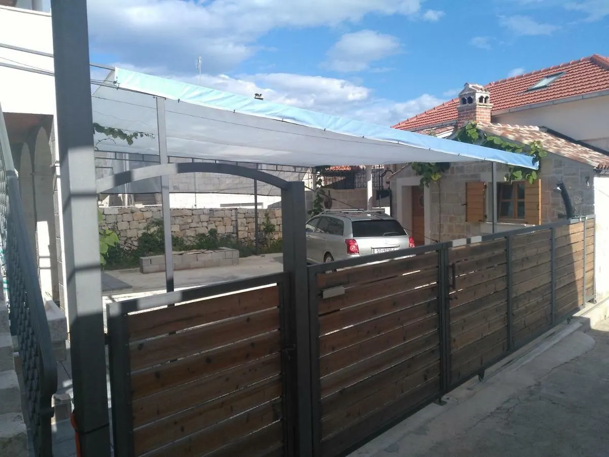 Apartment Buga Slatine 0*,